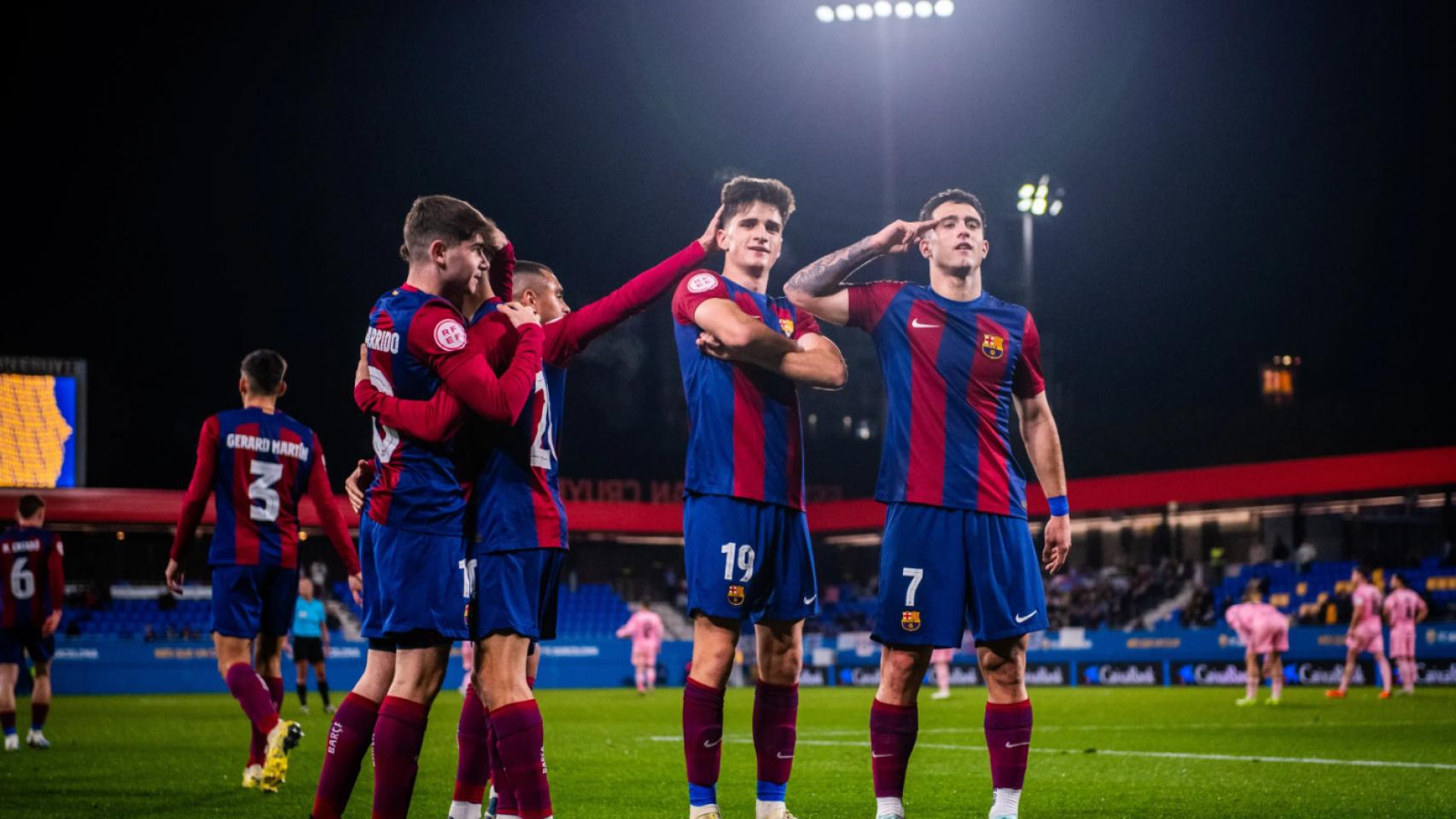 Pau Víctor y Ángel Alarcón celebran un gol del Barça B contra la Ponferradina