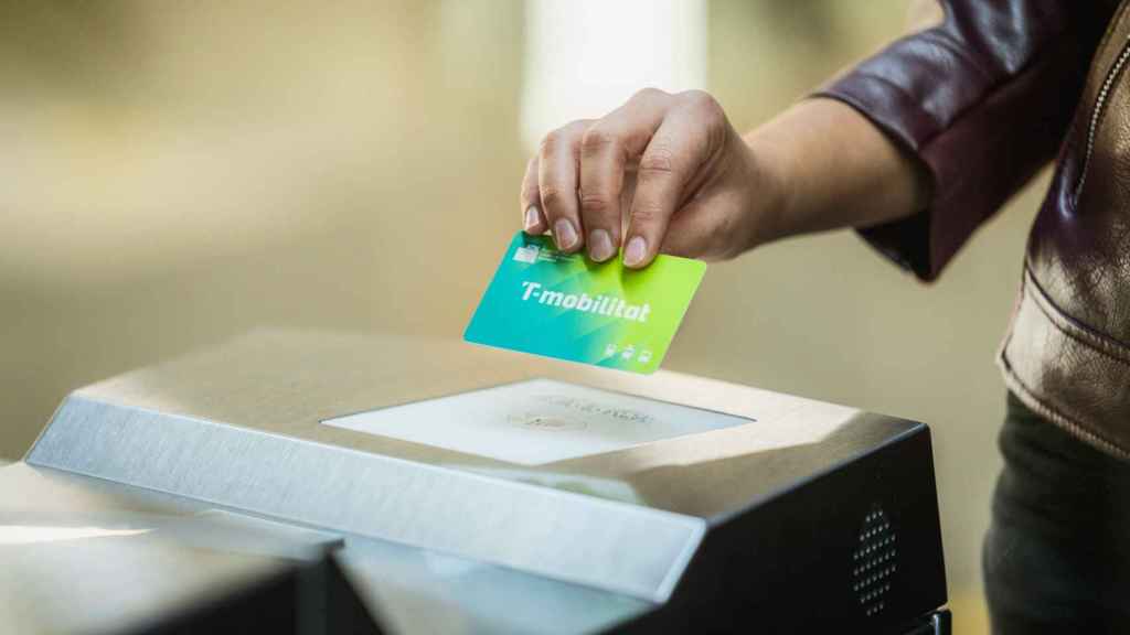 La tarjeta T-Mobilitat que permite desplazarse por Barcelona