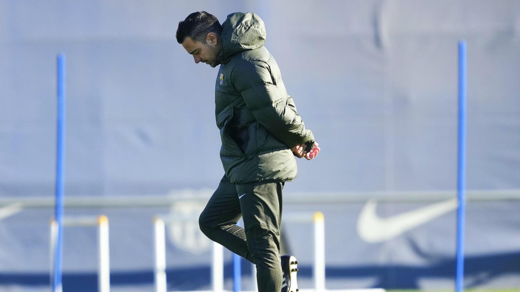 Xavi Hernández, en posición de flamenco durante un entrenamiento