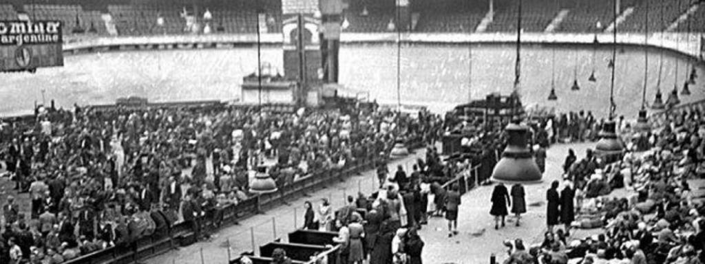 Los prisioneros judíos hacinados en el Velódromo de Invierno de París, en julio de 1942