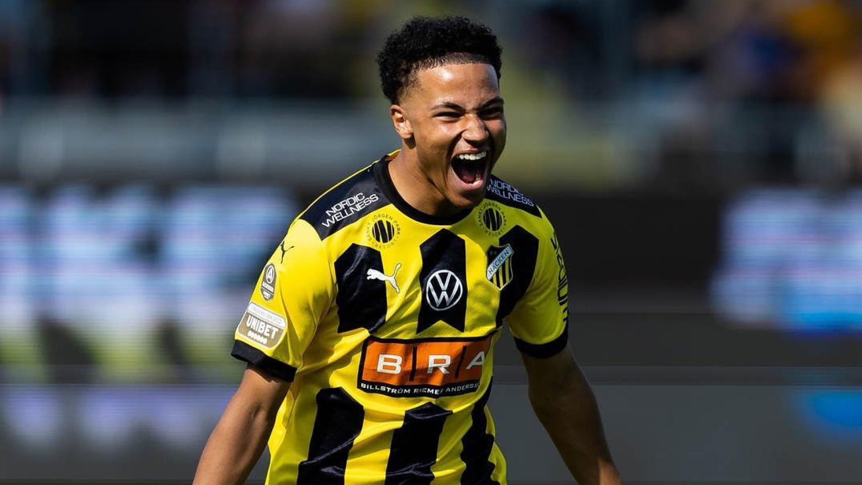 Momodou Sonko celebra un gol en Suecia