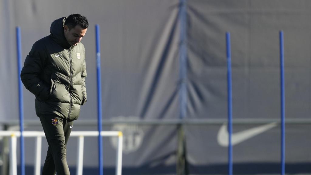 Xavi, cabizbajo, en el entrenamiento previo al Barça-Almería