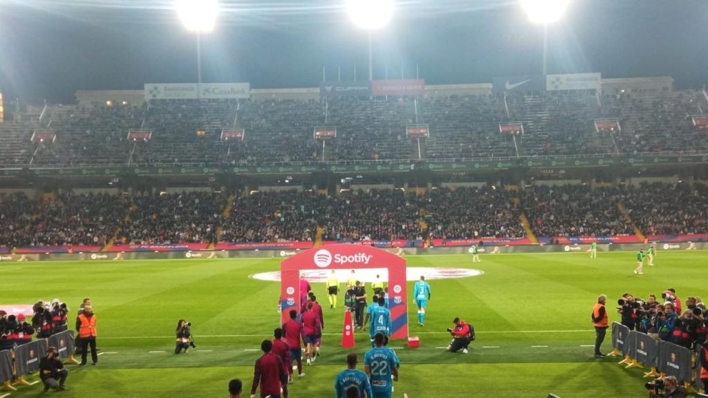 Barça y Almeria salen al terreno de juego del estadio de Montjuic