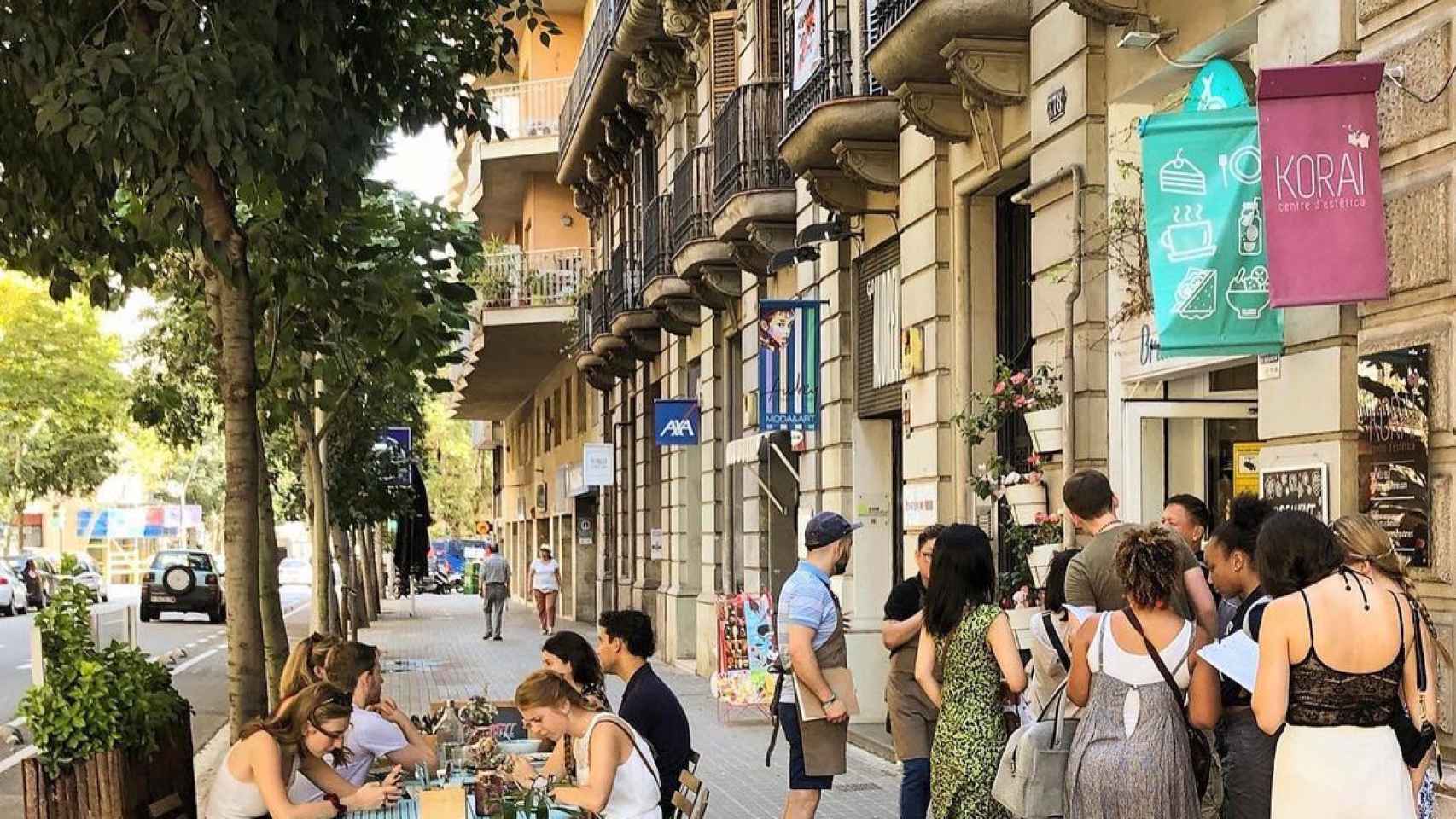 Gente haciendo cola para hacer el ‘brunch’ en un local de la Dreta del Eixample