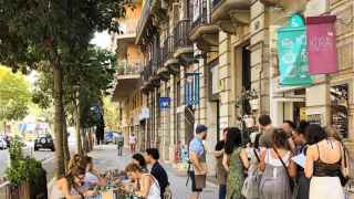 Gente haciendo cola para hacer el ‘brunch’ en un local de la Dreta del Eixample