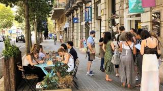 Gente haciendo cola para hacer el ‘brunch’ en un local de la Dreta del Eixample