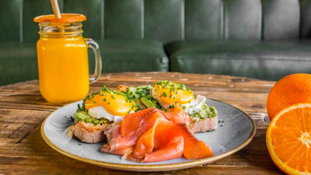 Tostada de aguacate, huevos y salmón, típico almuerzo de un ‘brunch’