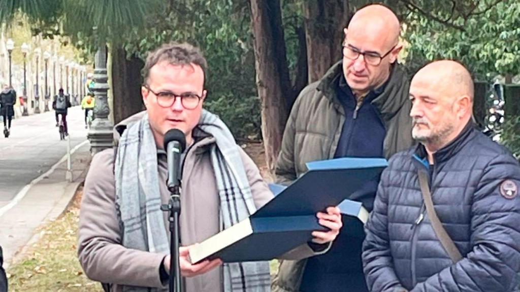 El periodista Ignasi Jorro, de 'Crónica Global', recogiendo el premio