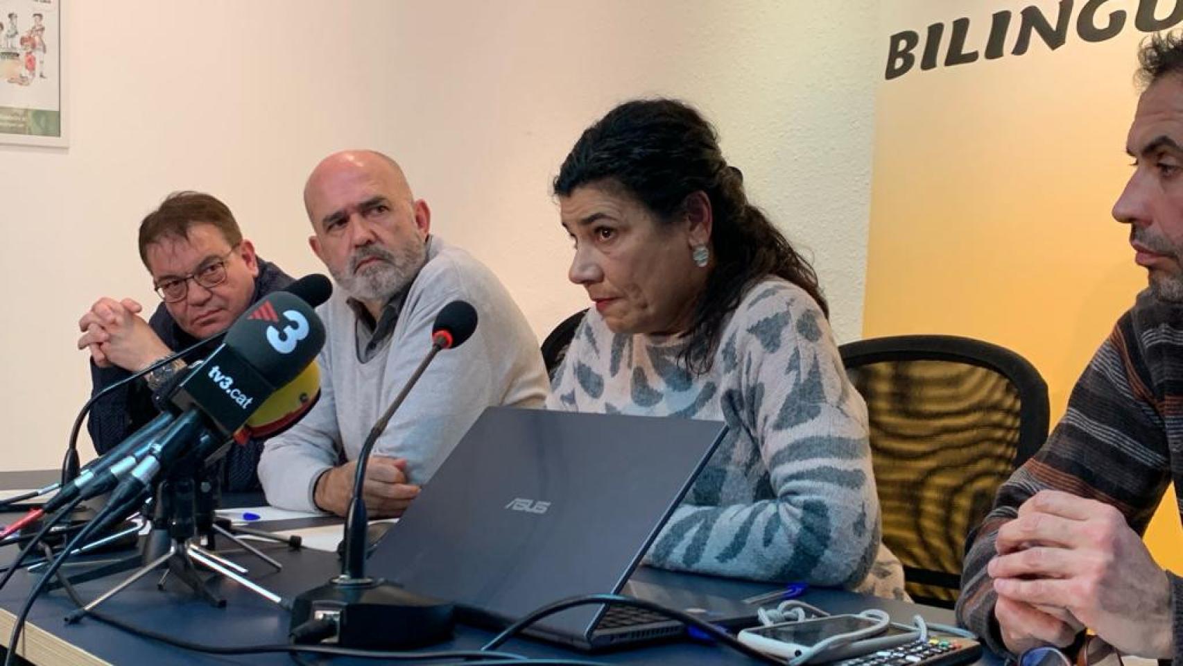 Carlos Silva (Docentes Libres) y Ana Losada (AEB), en el centro, acompañados por dos padres contrarios a la inmersión lingüística