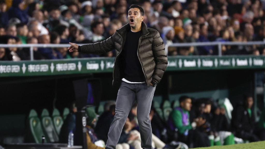 Míchel Sánchez protesta una acción en la banda del Benito Villamarín