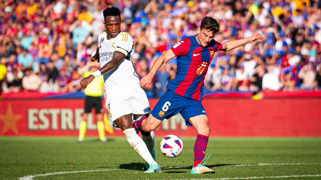 Vinicius y Gavi disputan el balón en el clásico que se jugó en Montjuïc