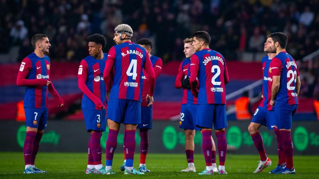 Los futbolistas del Barça hablan durante el partido contra el Almería