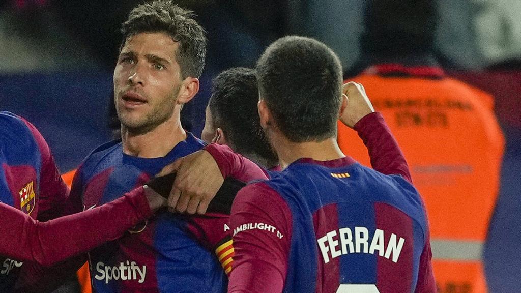 Los jugadores del Barça felicita a Sergi Roberto por su gol contra el Almería
