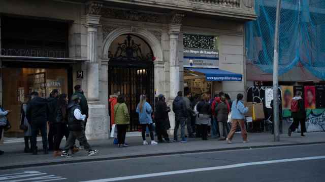 Colas de gente en la administración de Lotería del Gato Negro de Barcelona