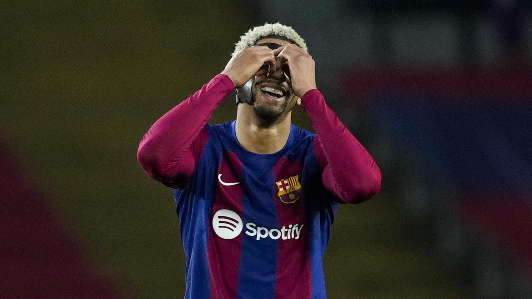 Ronald Araujo se lamenta durante el Barça-Almería en Montjuïc