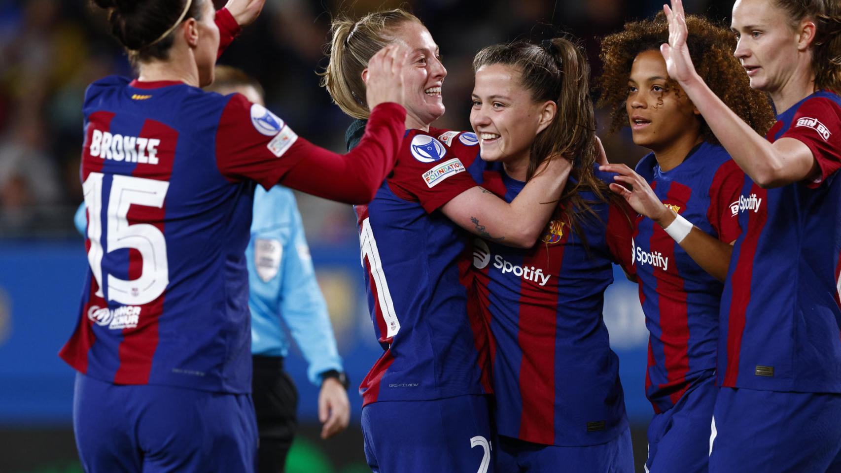 Las jugadoras del Barça celebran uno de sus goles ante el Rosengard