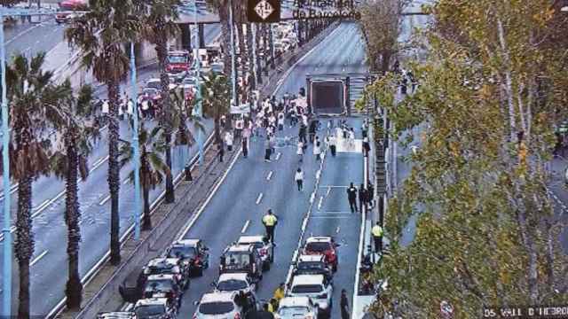 Imagen de la B-20 cortada a la altura de la Vall d'Hebron por una manifestación