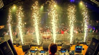 Imagen de una máquina de fuego frío en pleno funcionamiento