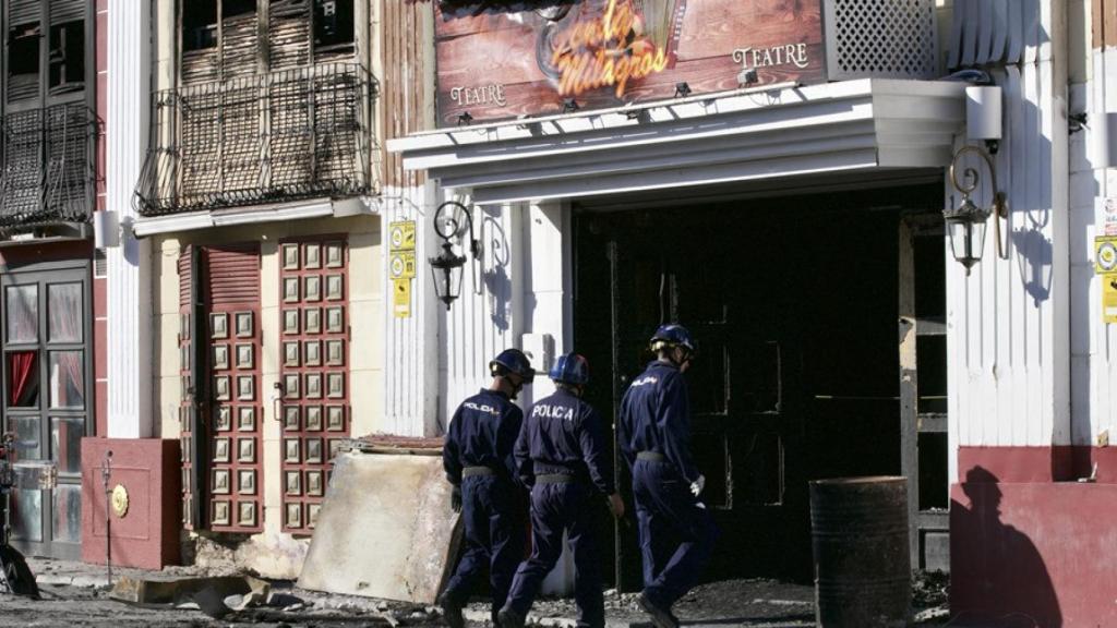 Los Bomberos, inspeccionando uno de los clubes calcinados en Murcia