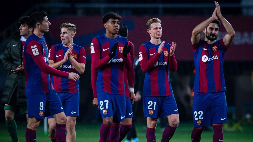 Los futbolistas del Barça aplauden la presencia de los aficionados en Montjuïc