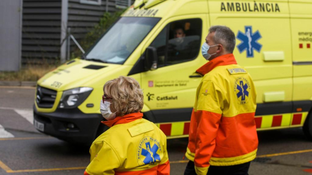 Dos sanitarios ante una ambulancia del SEM