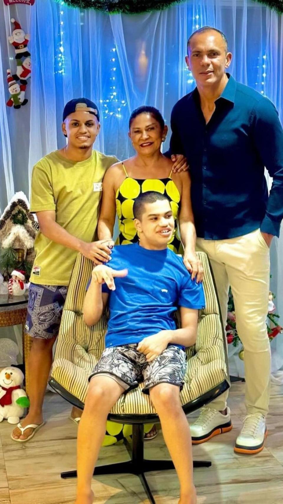 Geovanni, junto a su familia pasando las Navidades