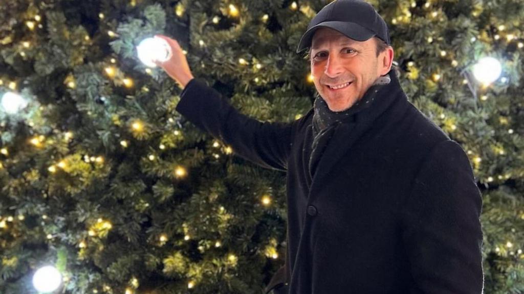 Mendieta, cogiendo una de las bolas de un árbol de Navidad