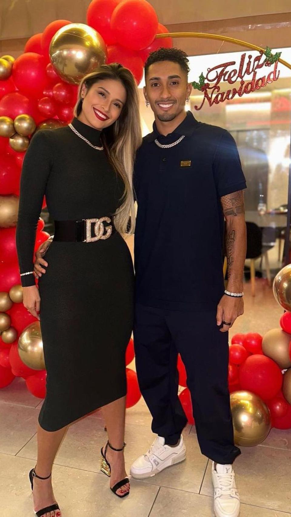 Raphinha, junto a su mujer celebrando la Navidad