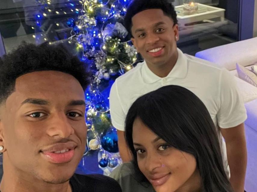 Alejandro Balde posa junto a sus hermanos por Navidad