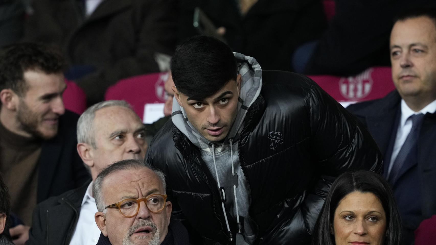 Pedri González, en las gradas de Montjuïc durante el Barça-Almería
