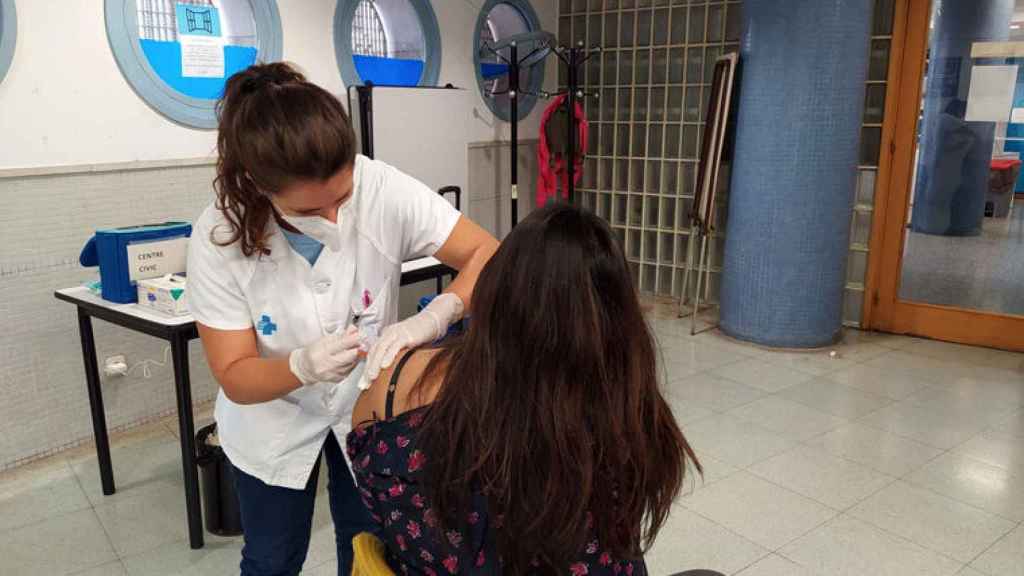 Una persona se vacuna contra la gripe