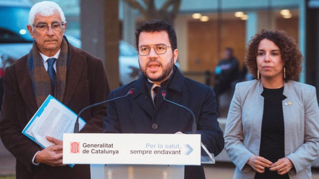 Pere Aragonès (c), presidente  de la Generalitat, con el 'conseller' de Salud, Manel Balcells (i)