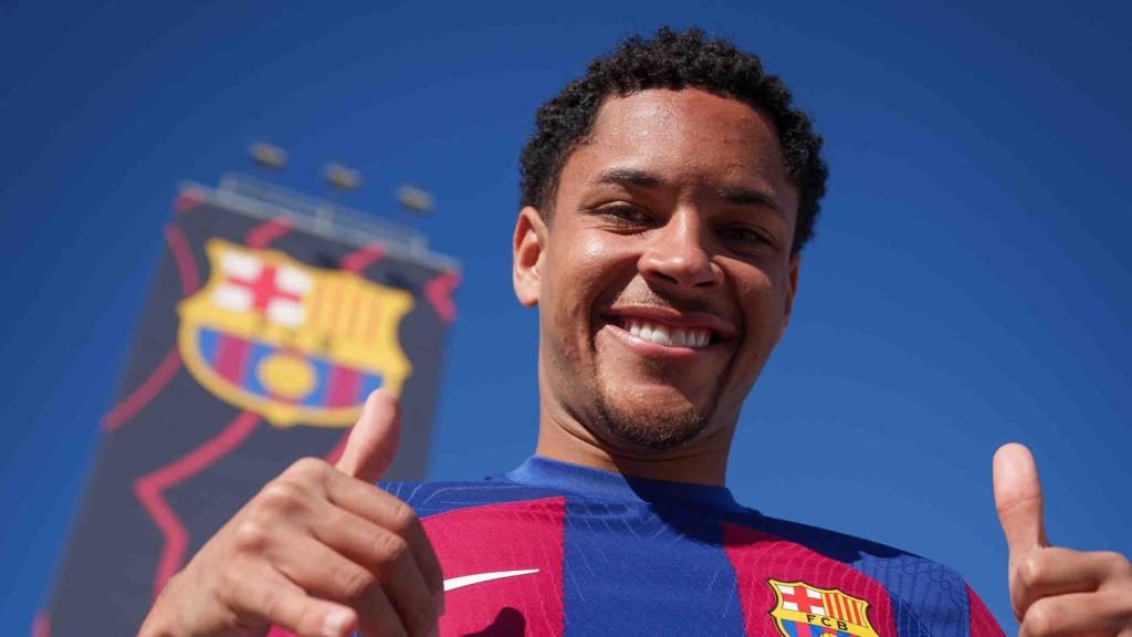 Vitor Roque, con la camiseta del Barça, en las instalaciones de la Ciutat Esportiva