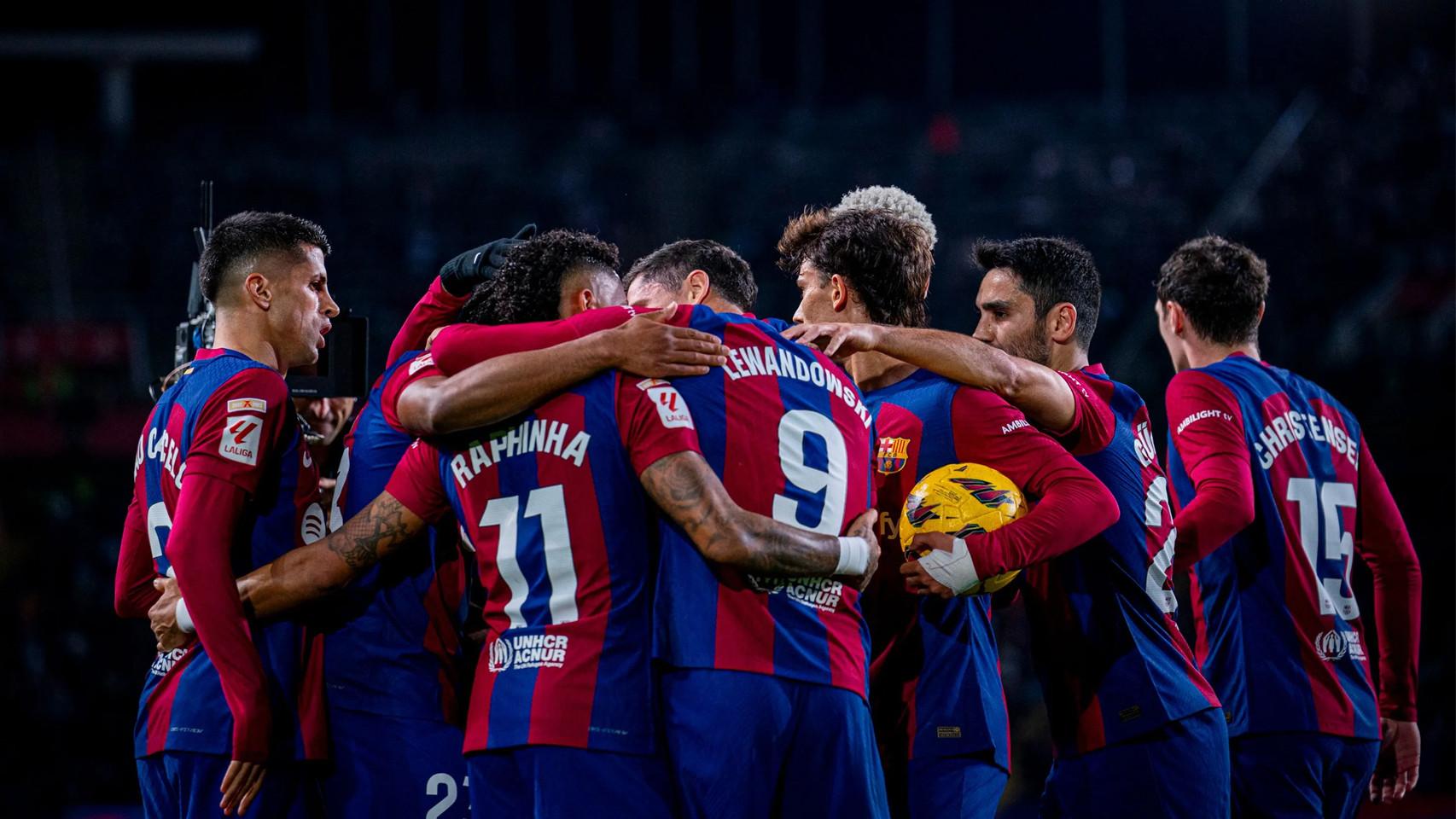 El abrazo de los jugadores del Barça a Lewandowski por su gol anotado contra el Girona