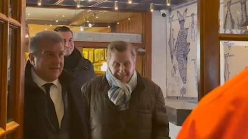 Joan Laporta, junto a Pini Zahavi, saliendo de una reunión por la ciudad de Barcelona