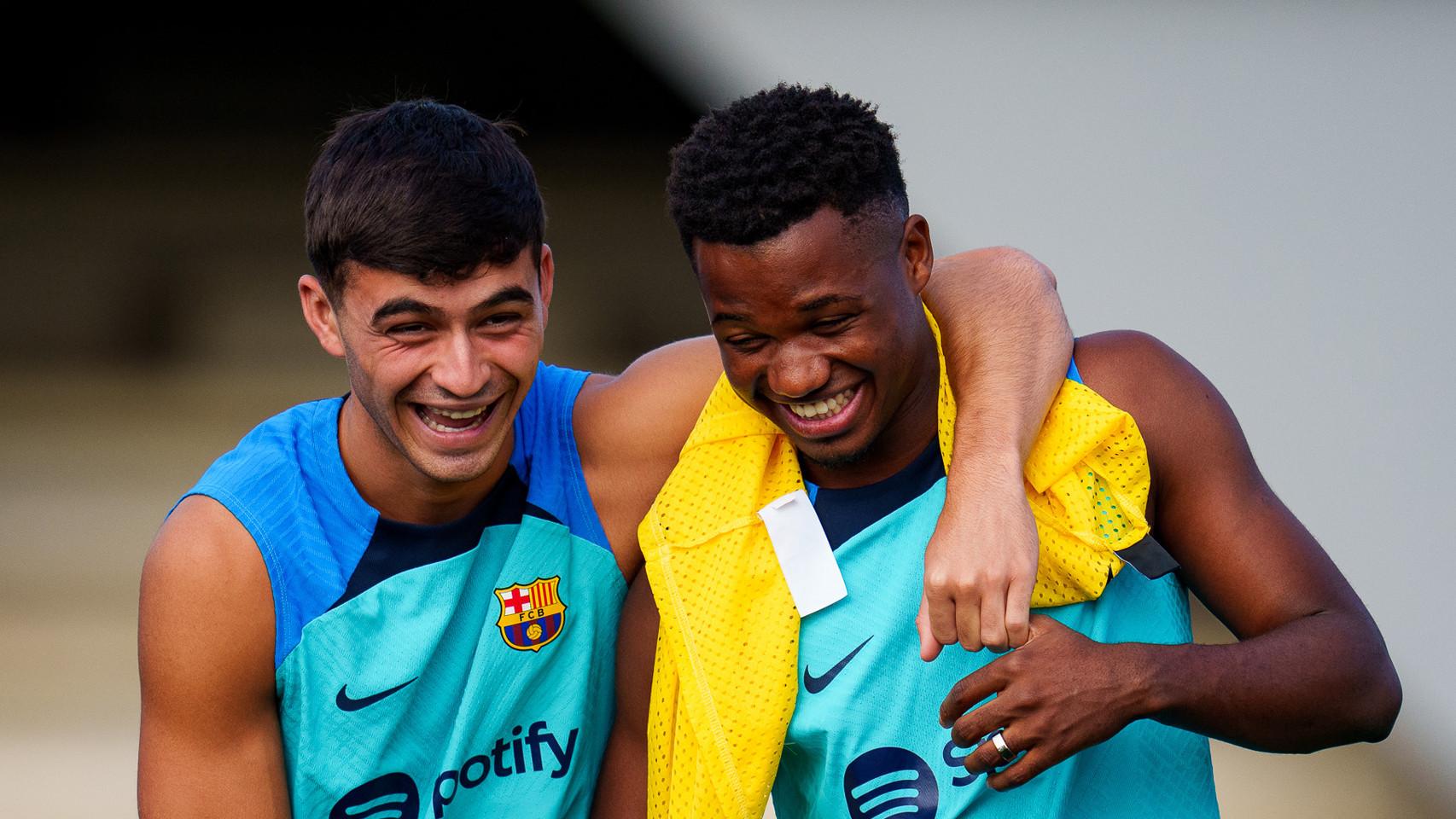 Pedri y Ansu se divierten en un entrenamiento del Barça