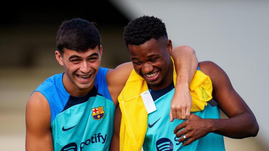Pedri y Ansu se divierten en un entrenamiento del Barça
