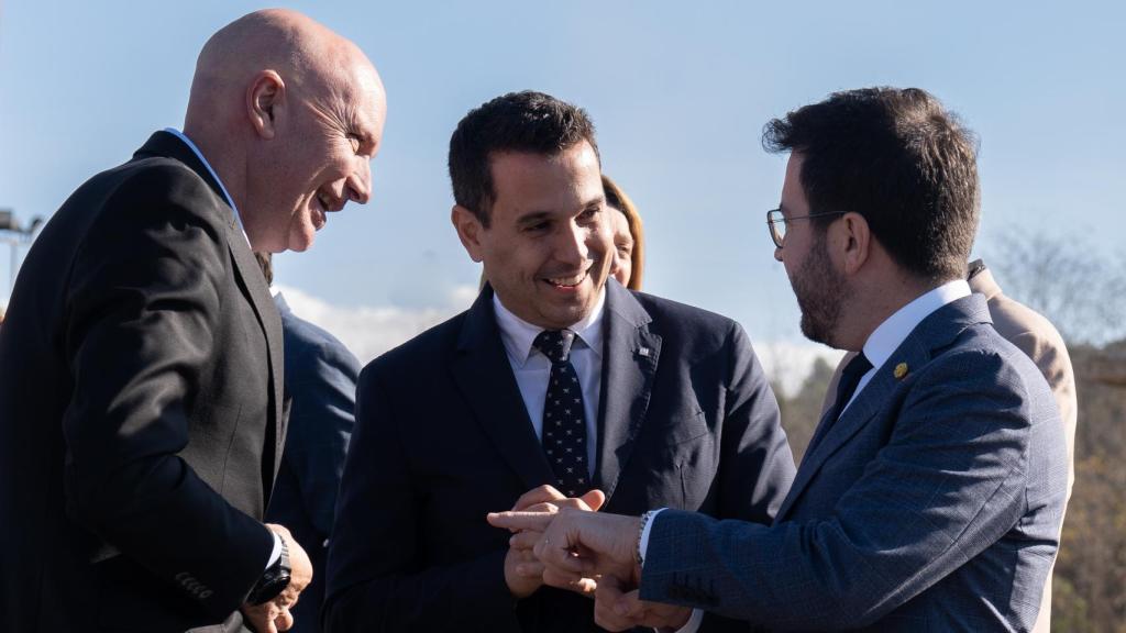 El 'conseller' David Mascort, el director de la Agencia Catalana del Agua, Samuel Reyes, y el 'president' Pere Aragonès en un acto en la depuradora de Rubí