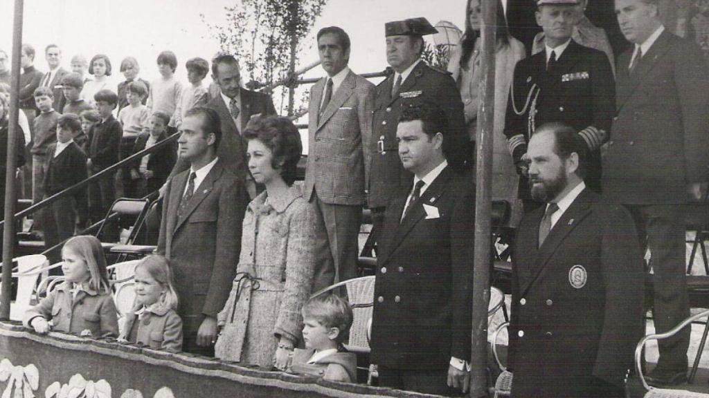 Pardo Colón de Carvajal (i) con la familia real durante un acto público