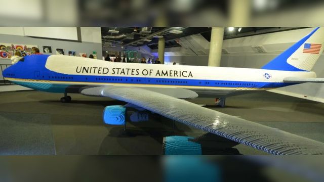 El avión más grande del mundo hecho con piezas Lego se puede visitar en Barcelona: más de 10 metros