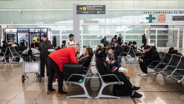 Pasajeros esperando en el Aeropuerto de Barcelona
