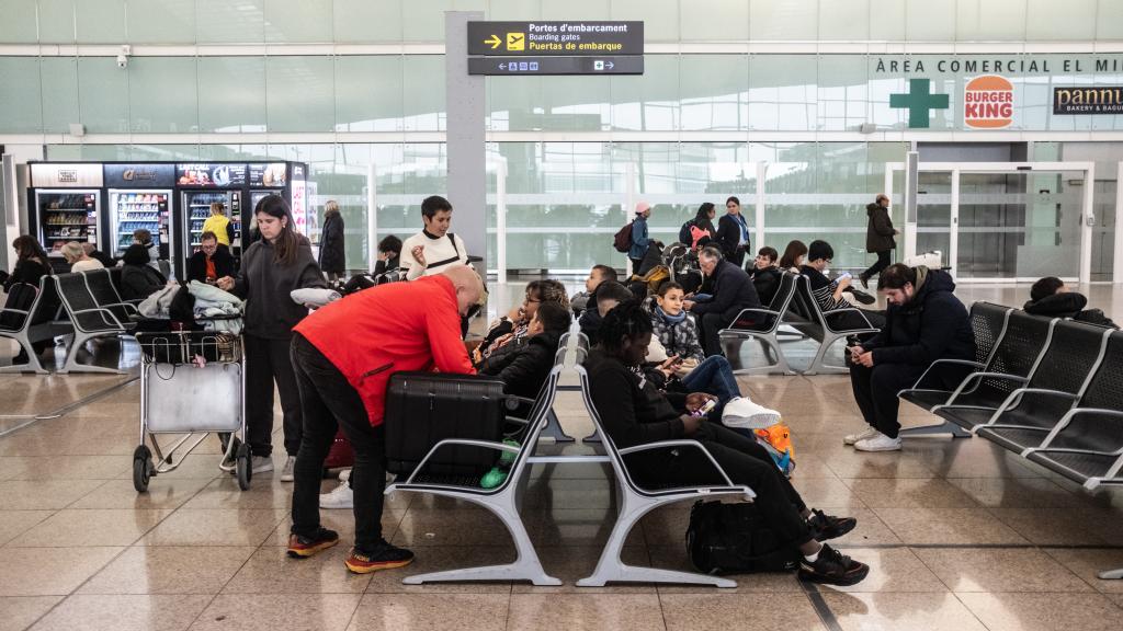 Pasajeros esperando en el Aeropuerto de Barcelona