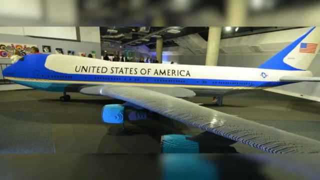 El avión más grande del mundo hecho con piezas Lego se puede visitar en Barcelona: más de 10 metros