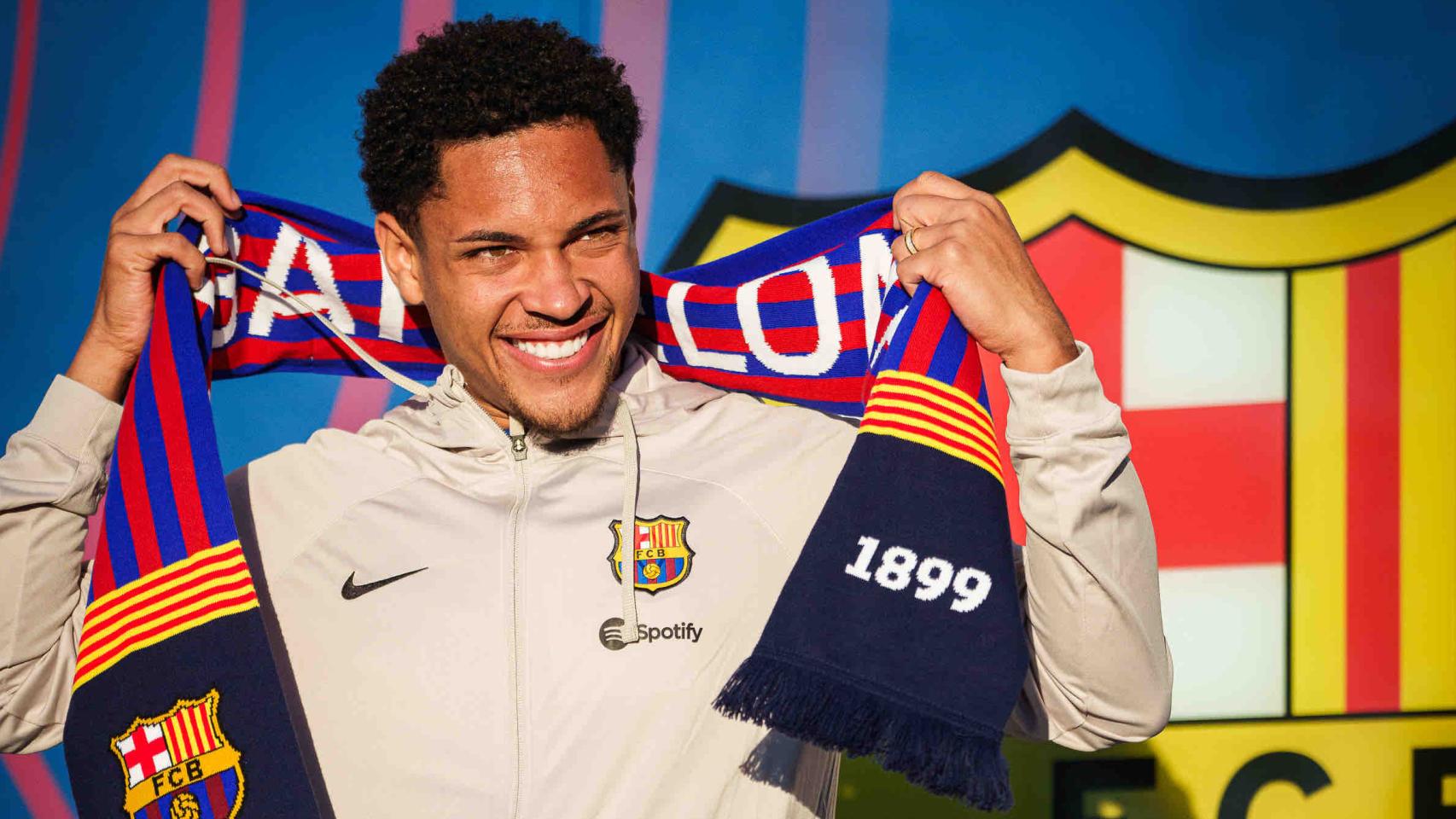 Vitor Roque, posando frente al escudo del FC Barcelona