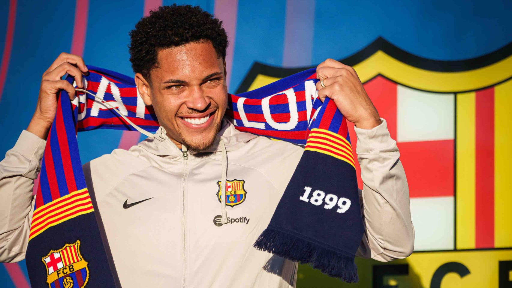 Vitor Roque, posando frente al escudo del FC Barcelona