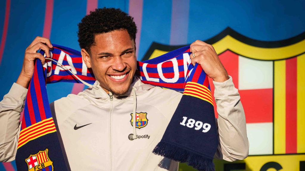 Vitor Roque, posando frente al escudo del FC Barcelona