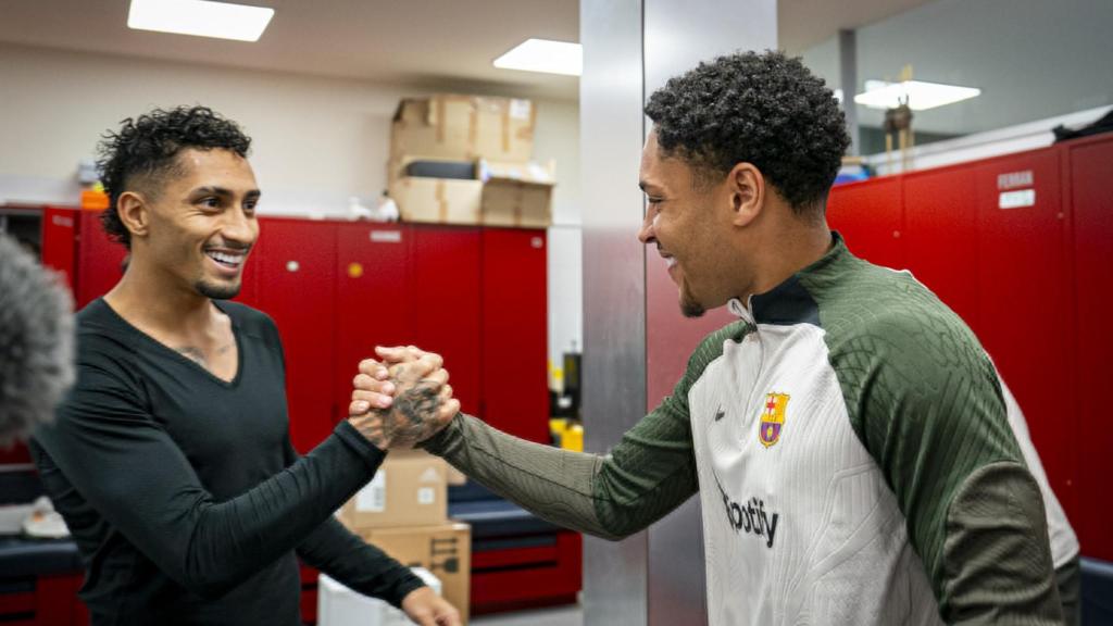 Raphinha saluda a Vitor Roque en el vestuario de la Ciutat Esportiva