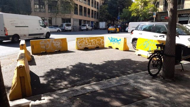 Bloques de hormigón para delimitar una terraza provisional en Barcelona