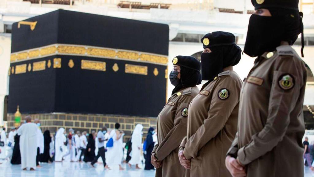 Vigilantes de seguridad, vigilando la Meca durante la fiesta del Hajj en Arabia Saudí