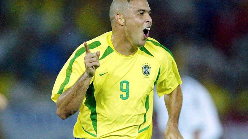 Ronaldo celebra un gol con Brasil